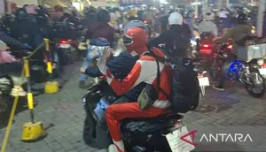 Potret 'Power Ranger' Pulang Kampung, jadi Hiburan Pemudik di Tengah Kebosanan