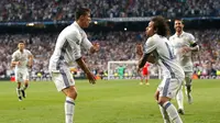 Selebrasi Cristiano Ronaldo dan Marcelo usai gawang Bayern Munchen kebobolan di  Perempat Final Liga Champions 2017 di Santiago Bernabeu, Spanyol, Rabu (19/4). Kerjasama apik CR7 dan Marcelo membuat Madrid semakin unggul. (AP Photo)