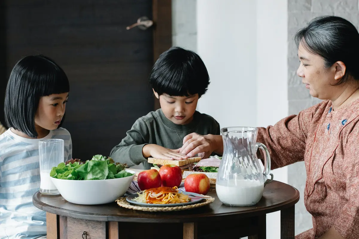 anak makan