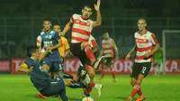 Hamka Hamzah (bawah) saat laga keras Arema Cronus versus Madura United di Stadion Kanjuruhan, Jumat (2/9/2016). (Bola.com/Iwan setiawan)