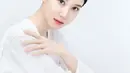 Penampilan wanita yang juga bermain dalam drama The King's Affection ini saat pemotretan berhasil mencuri perhatian netizen. Tampil dengan sbuah busana berwarna putih, Eun Bin tampak begitu elegan. (Liputan6.com/IG/@eunbining0904)