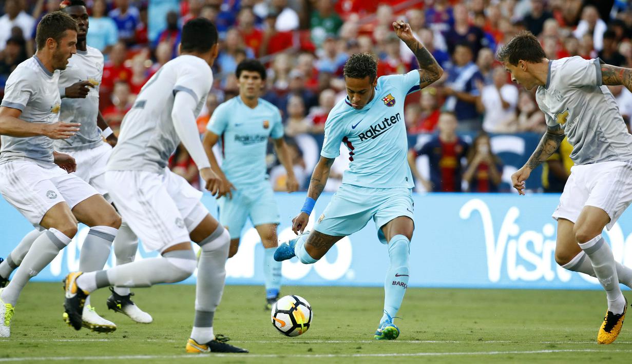 Striker Barcelona, Neymar, berusaha membobol gawang Manchester United pada laga ICC di Stadion FedEx Field, Maryland, Rabu (26/7/2017). Barcelona menang 1-0 atas Manchester United. (AP/Patrick Semansky)