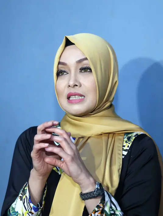 "Dia ada, saat proses semuanya. Hp saja kalau bunyi aku takut gitu, takut dapat kabar aneh. Pokoknya dia ada di saat aku bisa dibilang susah gitu ya. Jadi pengertian lah pastinya," jelas Terry. (Nurwahyunan/Bintang.com)