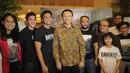 "Film ini bangkitkan semangat pada kita, karena tidak semua keluarga terima profesi mereka (penanggulangan bencana). Makanya saya sengaja bawa anak-anak (anggota penanggulangan bencana) sama istrinya," jelas Ahok. (Andy Masela/Bintang.com)