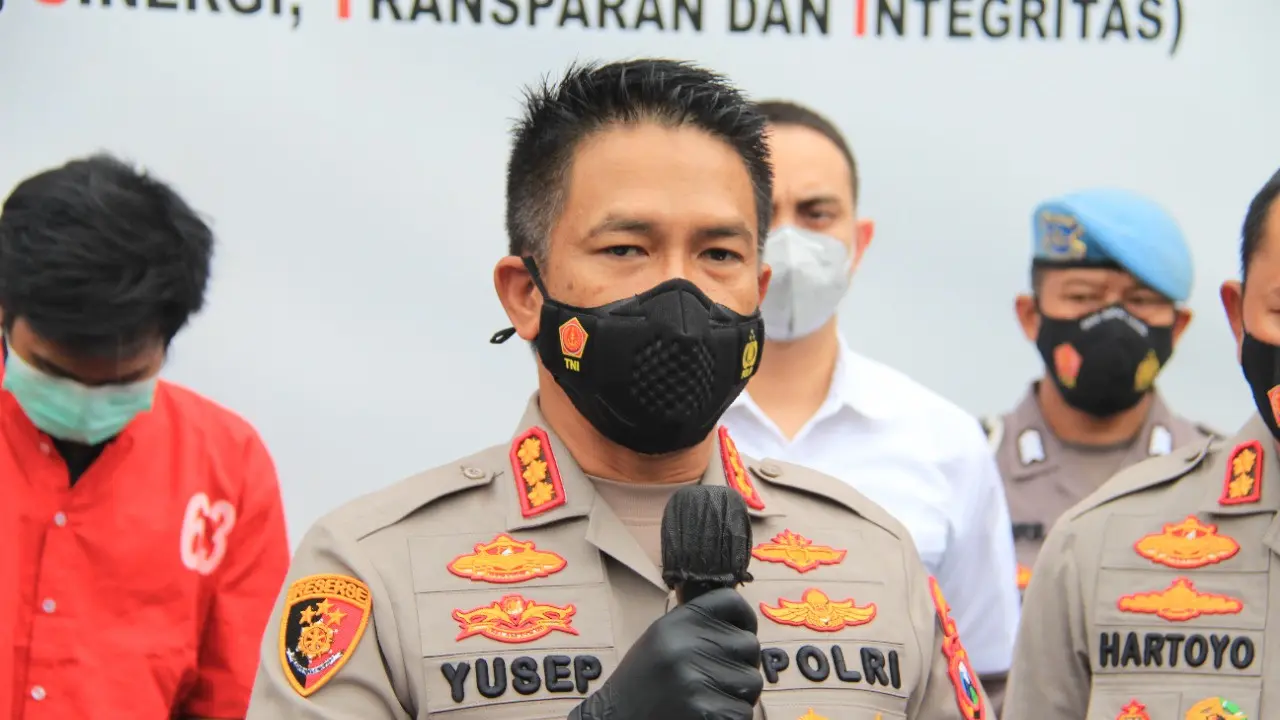 Kapolrestabes Surabaya Kombes Pol Akhmad Yusep Gunawan memberikan keterangan terkait pembunuhan pemilik toko kelontong. (Dian Kurniawan/Liputan6.com)