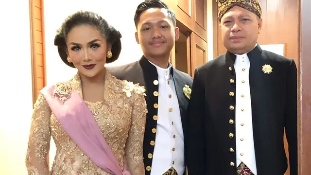Krisdayanti, Azriel Hermansyah dan Raul Lemos (https://www.instagram.com/p/CQmsUdRgKp7/)