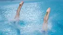 Pasangan Andriyan (kanan) dan M. Yudha Prasetyo menyelam ke dalam air setelah melakukan lompatan dalam nomor papan lompat indah putra Indonesia Open Aquatic Championships 2025 (IOAC 2025) di Stadion Akuatik GBK, Senayan, Jakarta, Selasa (25/11/2025). (Bola.com/Bagaskara Lazuardi)