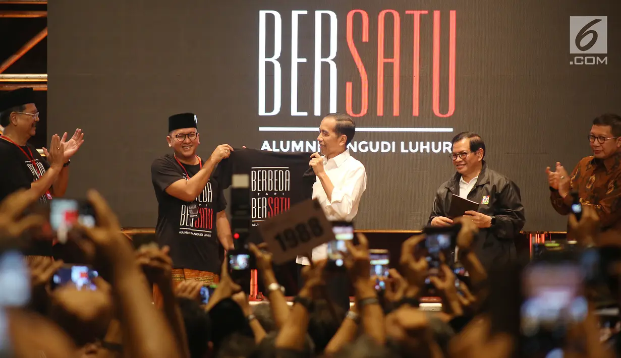 Wakil Ketua TKN, Rosan Perkasa Roeslani selaku alumni PL memberikan kaus BERBEDA tapi BERSATU kepada Capres petahana Jokowi pada acara Deklarasi Alumni Pangudi Luhur (PL) untuk Jokowi-Ma'ruf Amin di SCBD, Jakarta, Rabu (6/2). (Liputan6.com/HO/Jo)