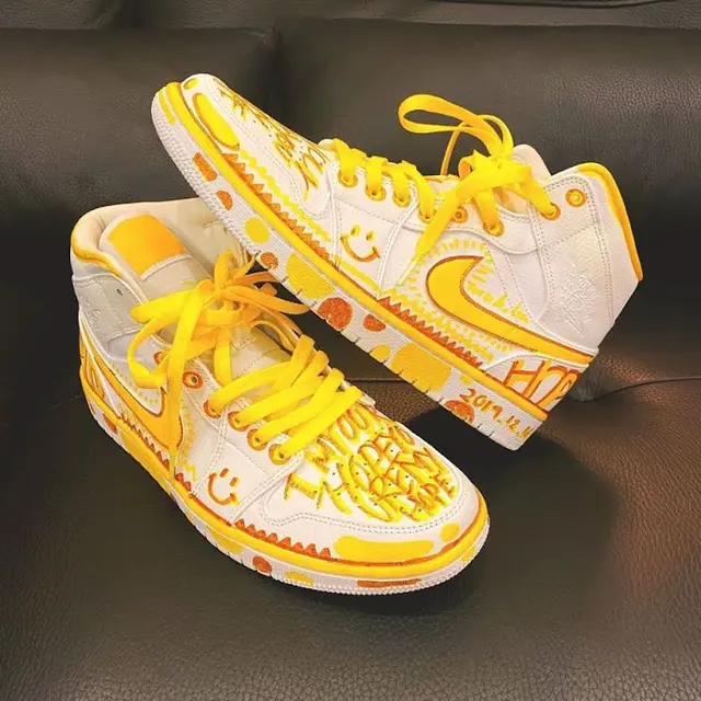 Sepatu J-Hope BTS yang dilukis oleh Jungkook