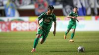 Pemain PSS Sleman, Hokky Caraka beraksi dalam laga versus Persib Bandung di BRI Liga 1 2022/2023 di Stadion Maguwoharjo, Sleman, Jumat (19/8/2022). (Bola.com/Bagaskara Lazuardi)
