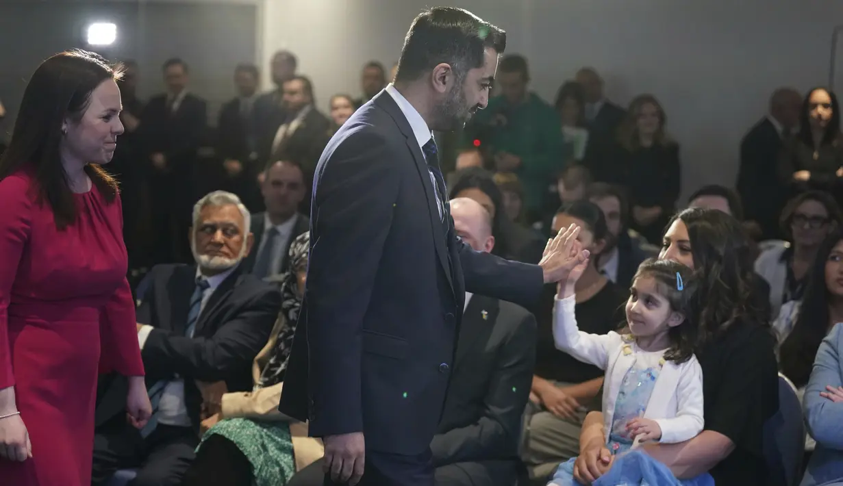 Humza Yousaf menjadikan orang kulit berwarna pertama dan muslim pertama yang memimpin negara berpenduduk 5,5 juta orang itu. (Andrew Milligan/PA via AP)