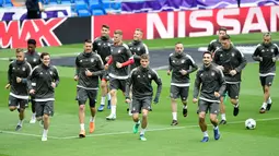 Para pemain Bayern Munchen melakukan pemanasan selama sesi latihan di Stadion Santiago Bernabeu di Madrid (30/4). Pada leg pertama Munchen takluk atas Madrid 2-1 di Allianz Arena, Jerman. (AFP Photo/Javier Soriano)