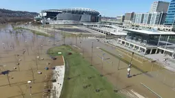 Foto udara menunjukkan Sungai Ohio meluap karena hujan lebat, dekat Stadion Paul Brown, kota Cincinnati, Ohio, Senin (26/2). Air di sungai Ohio mencapai tinggi 18,3 meter pada Minggu pagi dan merupakan tingkat tertinggi selama 20 tahun. (DroneBase via AP)