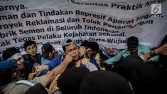 Massa dari Badan Eksekutif Mahasiswa Seluruh Indonesia (BEM SI) terlibat saling dorong dengan polisi saat menggelar aksi longmarch menuju Istana Merdeka, Jakarta, Senin (22/5). (Liputan6.com/Faizal Fanani)