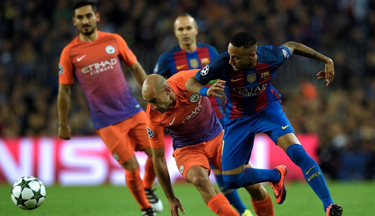Pemain Barcelona, Neymar, berebut bola dengan pemain Manchester City, Pablo Zabaleta, dalam laga Grup C Liga Champions di Camp Nou, Barcelona, Kamis (20/10/2016) dini hari WIB. (AFP/Lluis Gene)