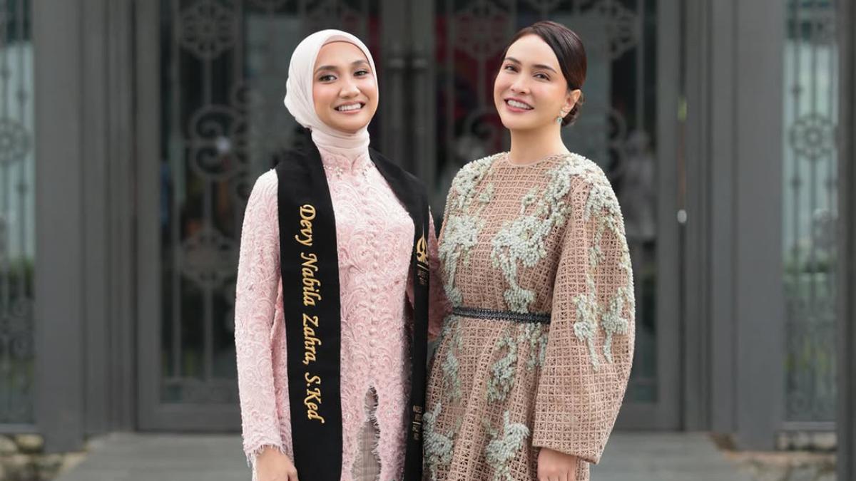 Shandy Aulia Tampil Stunning di Wisuda Keponakan Dibalut Busana Look Formal Bernuansa Earth Tone