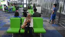 Calon penumpang pesawat berada di ruang tunggu Terminal Baru Bandara Internasional Ahmad Yani Semarang, Rabu (6/6). Presiden Joko Widodo atau Jokowi dijadwalkan meresmikan terminal baru Bandara Ahmad Yani pada Kamis, 7 Juni 2018. (Liputan6.com/Gholib)