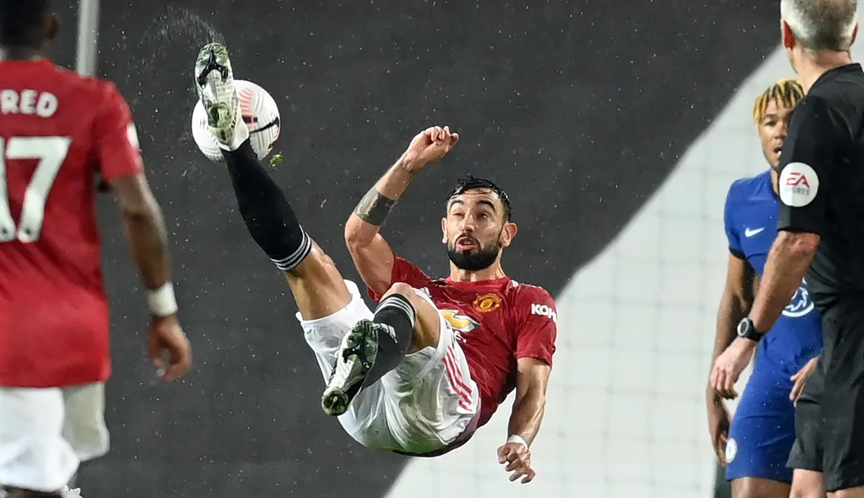 Dalam 25 penampilan Premier League sejauh ini, Bruno Fernandes telah mencetak 15 gol luar biasa dan 10 assist. (Foto: AFP/Pool/Michael Regan)