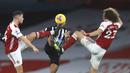 Pemain Arsenal, Granit Xhaka dan David Luiz, berebut bola dengan pemain Newcastle United, Callum Wilson, pada laga Liga Inggris di Stadion Emirates, Senin (18/1/2021). Arsenal menang dengan skor 3-0. (Adam Davy/Pool via AP)