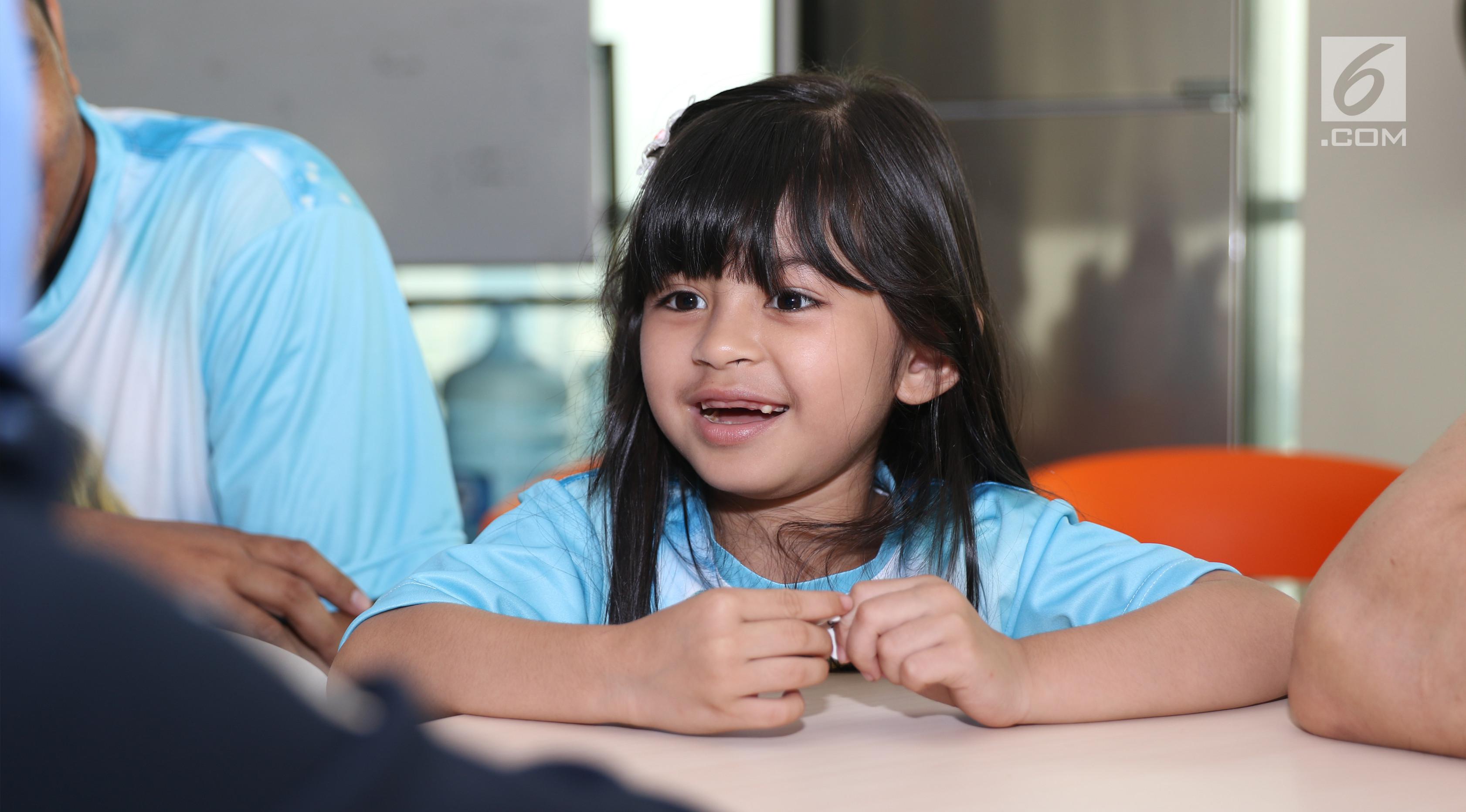 Pemain Film Surat Kecil Untuk Tuhan, Izzati Khansa saat berkunjung ke kantor Liputan6.com di SCTV Tower, Jakarta, Kamis (18/5). (Liputan6.com/Fatkhur Rozaq)