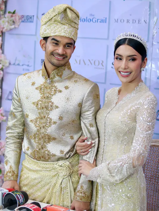Artis berusia 36 tahun itu mengaku merasakan campur aduk. Pertama senang dengan pernikahannya, sedangkan di satu sisi sedih karena sang ibunda tak bisa menyaksikan pernikahannya karena meninggal dunia sekitar tiga bulan lalu. [Foto: Muhammad Akrom Sukarya/Kapanlagi.com]