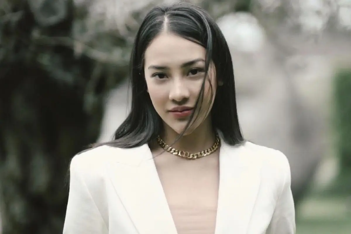 Gaya Anya Geraldine Kenakan Pakaian Nasional Indonesia