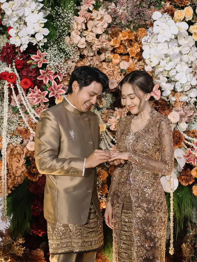 6 Detail Busana Arbani Yasiz dan Raissa Ramadhani di Momen Tunangan, Bernuansa Emas