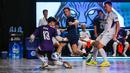 Pemain Fury Squad, Falcao (tengah) mencetak gol ke gawang Lynx Hunters dalam laga perebutan peringkat ketiga Futsal X Series 2 yang berlangsung di GOR UNJ, Rawamangun, Jakarta, Minggu (18/01/2026). (Bola.com/Bagaskara Lazuardi)