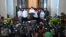 SBY menggelar jumpa pers menanggapi tudingan Antasari Azhar soal kriminalisasi kasus pembunuhan Nazarudin Zulkarnaen, Jakarta, Selasa (15/2). SBY menilai pemberian grasi kepada Antasari punya motif politik. (Liputan6.com/Angga Yuniar)
