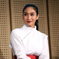 Sebagai seorang istri dan ibu, Happy Salma tidak bebas lagi dalam melakukan aktivitasnya. Sebagai istri ia membatasi aktifitasnya didunia hiburan. Juga membawa anaknya ke tempat kerja. (Nurwahyunan/Bintang.com)