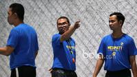 Pelatih Tim Basket Putri Merpati Bali, Bambang Asdianto Pribadi (tengah) saat memimpin latihan timnya  di ASABA Arena, Jakarta,  Jumat (20/1/2017).  (Bola.com/Nicklas Hanoatubun)