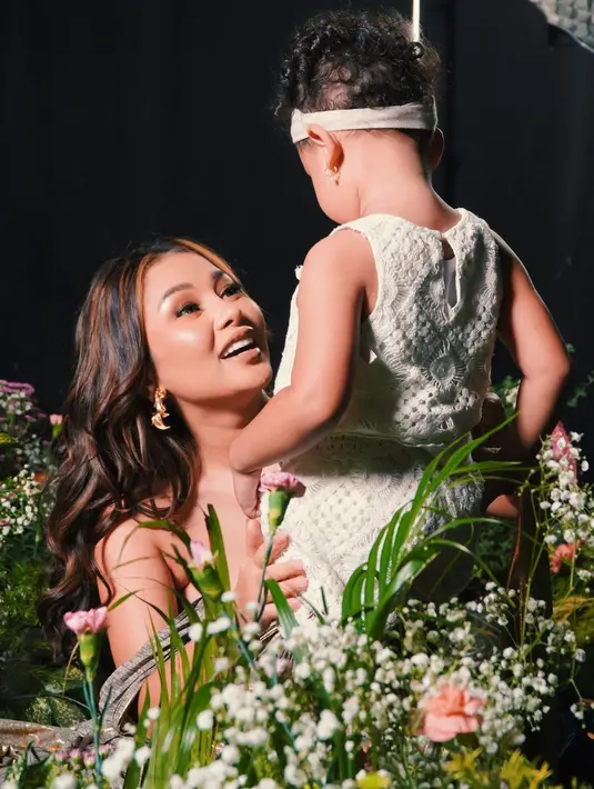 Setelah sang suami meninggal dunia, Mutia Ayu membesarkan Gewa seorang diri. Belum lama ini, ia mengungkapkan perkembangan putrinya yang telah berusia tiga tahun. [Instagram/mutia_ayuu]