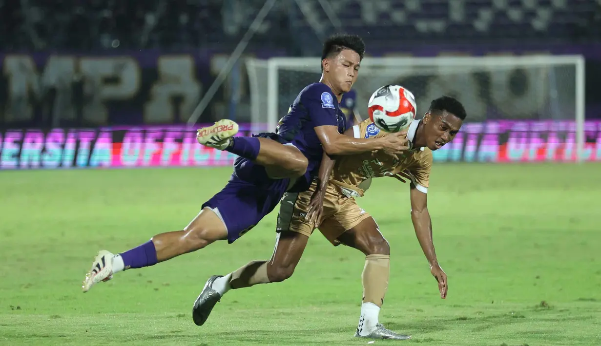 Berlaga pada pekan ke-23 BRI Super League 2025/2026 di Stadion Indomilk Arena, Tangerang, Banten, Kamis (26/2/2026), Banten Warriors menundukkan Persita Tangerang dengan skor 1-0. Tampak dalam foto, pemain Persita berebut bola pemain Dewa United dalam lanjutan BRI Super League 2025/2026 di Stadion Indomilk Arena, Tangerang, Banten, Kamis (26/2/2026). (Bola.com/M Iqbal Ichsan)