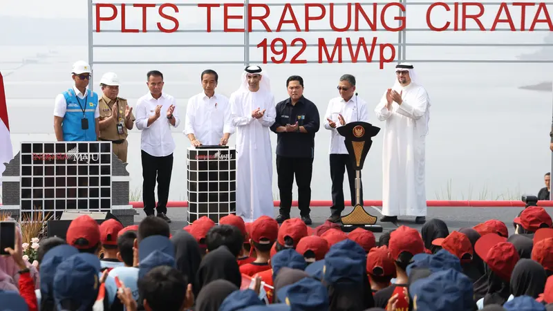 Presiden Joko Widodo (Jokowi) telah meresmikan Pembangkit Listrik Tenaga Surya (PLTS) Terapung Cirata, Purwakarta. Ini disebut jadi PLTS Terapung terbesar di Asia Tenggara.