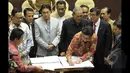 Mendagri Tjahjo Kumolo menandatangani Perppu Pilkada dalam rapat kerja bersama Komisi II DPR di Gedung Nusantara, Kompleks Parlemen Senayan, Jakarta, Senin (19/1/2015). (Liputan6.com/Andrian M Tunay)