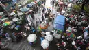 Pedagang Kaki Lima (PKL) menjajakan dagangannya di sekitar Mesjid Istiqlal, Jakarta, Jumat (2/12). Aksi 2 Desember yang dipenuhi massa menjadi kesempatan bagi sejumlah PKL untung meraup untung. (Liputan6.com/Immanuel Antonius)