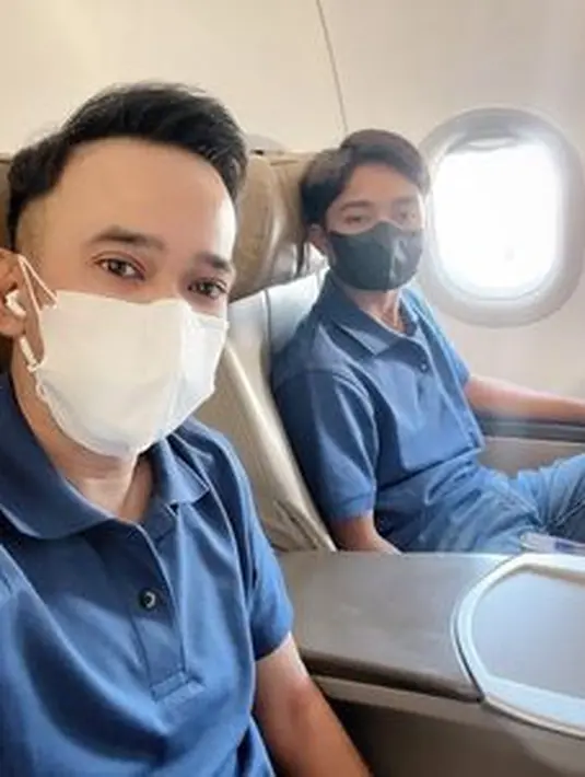 <p>Gaya airport yang nyaman dengan polo shirt warna biru (Foto: Instagram @ruben_onsu)</p>