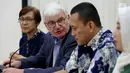 Pembina Friedrich Naumann Stiftung (FNS) Jerman, Jurgen Morlok memberikan keterangan pers saat berkunjung ke DPP PKB di Jakarta, Selasa (31/10). Kunjungan Jurgen Morlok untuk bekerjasama dalam bidang politik. (Liputan6.com/Johan Tallo)