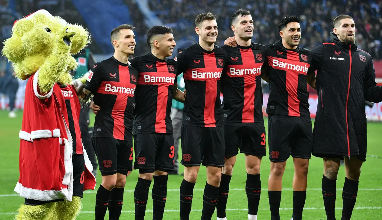 Bayer Leverkusen yang sementara menempati peringkat pertama Bundesliga 2023/2024 hingga pekan ke-19 baru kebobolan 14 gol dengan memasukkan 50 gol. Hebatnya lagi, klub asuhan Xabi Alonso menjadi satu-satunya klub di Bundesliga yang belum tersentuh kekalahan musim ini, dari 19 laga mereka mampu mengoleksi 15 kemenangan dan 4 kali hasil imbang. (AFP/Uwe Kraft)