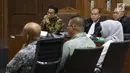 Terdakwa dugaan suap/gratifikasi terkait kerjasama pengangkutan dengan PT HTK yang juga anggota komisi VI DPR RI, Bowo Sidik Pangarso (kedua kiri) menyimak keterangan saksi saat sidang lanjutan di Pengadilan Tipikor, Jakarta, Rabu (20/8/2019). (Liputan6.com/Helmi Fithriansyah)