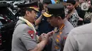 Wakil Kepala Kepolisian Wakapolri Komjen Pol (Purnawirawan) Gatot Eddy Pramono berjabat tangan dengan Kapolri Jenderal Pol Listyo Sigit Prabowo di PTIK Lemdiklat Polri, Jakarta, Senin (3/7/2023).(merdeka.com/imam buhori)