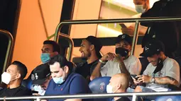 Pemain PSG, Neymar, menyaksikan pertandingan antara PSG melawan Metz pada laga Liga Prancis di Stadion Parc des Princes, Kamis (17/9/2020). Akibat pertikaian di laga melawan Marseille, Neymar dihukum larangan dua pertandingan. (AFP/Franck Fife)