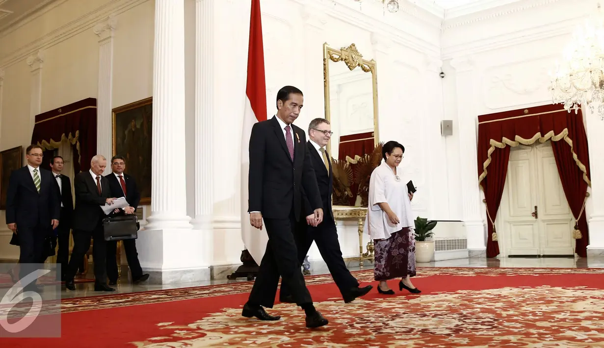 Presiden Joko Widodo mengantar Menteri Luar Negeri Republik Ceko Lubomir Zaoralek di Istana Merdeka, Jakarta, Kamis (25/2/2016). Dalam pertemuan tertutup tersebut membahas mengenai isu-isu global terkini. (Liputan6.com/Faizal Fanani)