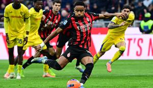 AC Milan meraih kemenangan 3-0 atas Hellas Verona pada laga pekan ke-17 Serie A di San Siro, Minggu (28/12/2025) malam WIB. Dua dari tiga gol Milan disumbangkan Christopher Nkunku. (AFP/Piero CRUCIATTI)