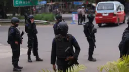 Personel Brimob bersenjata melakukan penjagaan ketat di depan pintu masuk Tol Bitung, Tangerang, Baten, Selasa (6/10/2020). Penjagan ketat dilakukan untuk mengamankan dan mencegah aksi buruh yang akan menggelar aksi menolak UU Cipta Kerja. (Liputan6.com/Angga Yuniar)