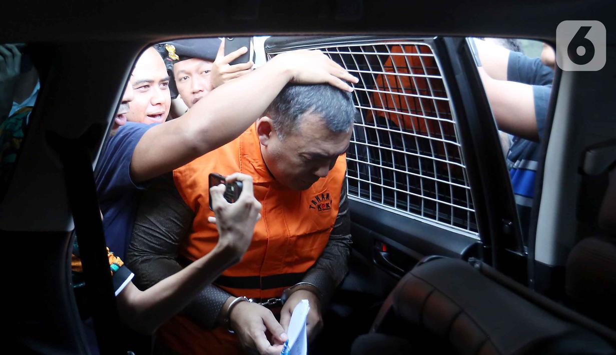 Wakil Menteri Imigrasi dan Pemasyarakatan (Wamen Imipas), Silmy Karim, dibantu petugas saat masuk ke dalam mobil tahanan usai menjalani pemeriksaan intensif di Gedung Merah Putih Komisi Pemberantasan Korupsi (KPK), Jakarta, Kamis (4/6/2026). (Liputan6.com/Helmi Fithriansyah)