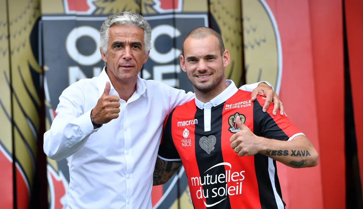 Kehadiran Wesley Sneijder diharap mampu mengangkat prestasi Nice yang musim lalu terpuruk diperingkat 15. (AFP/Yann Coatsaliou)