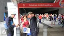 Ribuan warga, baik domestik maupun manca negara mendatangi lokasi pembukaan SEA Games 2015 di National Stadium Singapura, Jumat (5/6/2015). Anggota kepolisian diperbantukan untuk mengarahkan warga menuju National Stadium. (Liputan6.com/Helmi Fithriansyah)