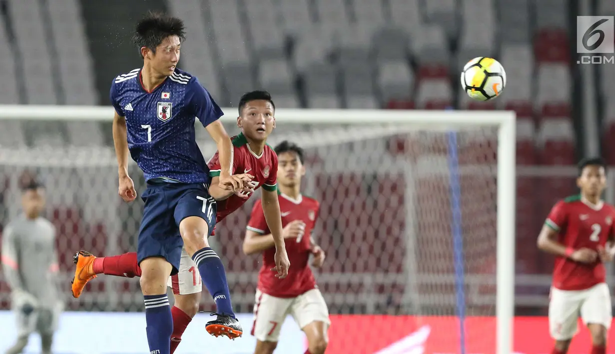 Pesepak bola Timnas Indonesia U-19 dan pesepak bola Jepang U-19 menyundul bola pada laga uji coba babak pertama di Stadion Utama Gelora Bung Karno (SUGBK), Jakarta, Minggu (25/3). Babak pertama Timnas Indonesia kalah 0-1 (Liputan6.com/Angga Yuniar)