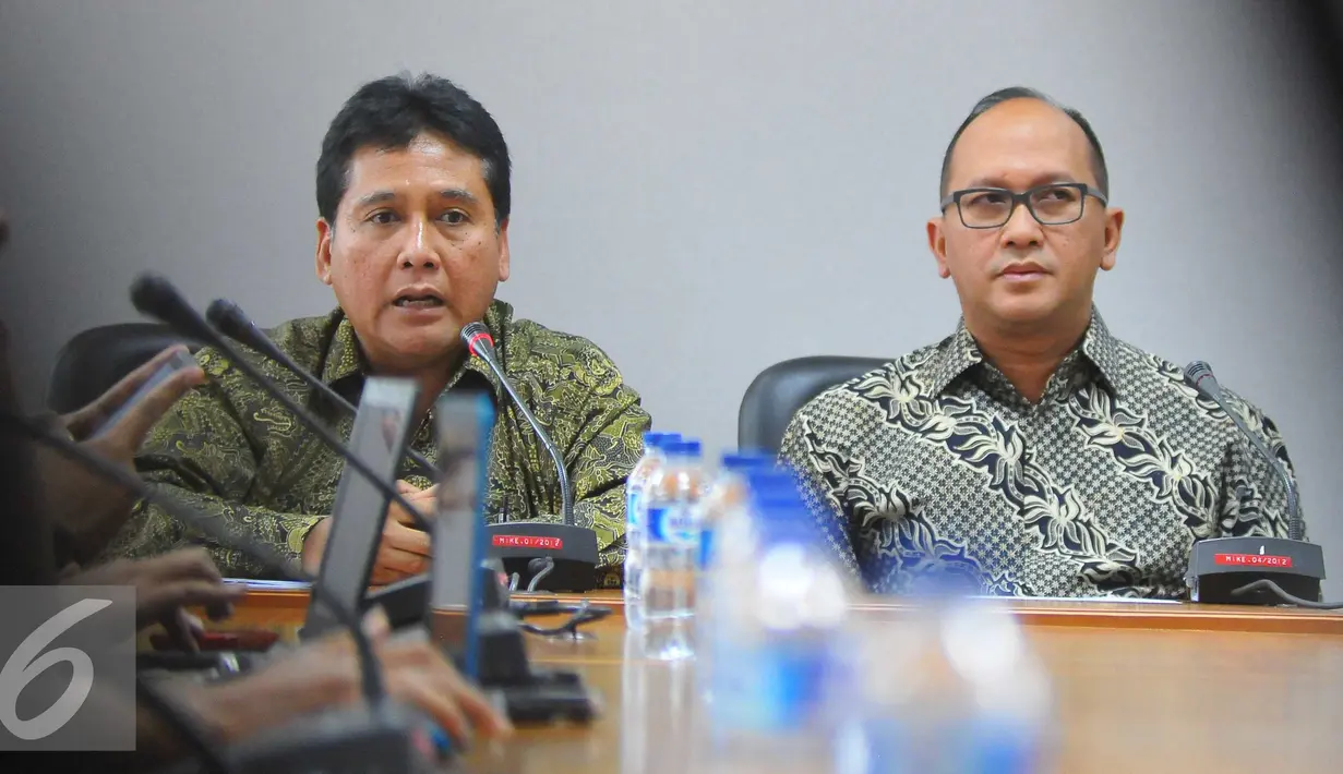 Ketua Umum Apindo, Hariyadi Sukamdani (kiri) dan Ketua Umum Kadin Indonesia Rosan P Roeslani saat menggelar konferensi pers terkait rencana Aksi 2 Desember di Jakarta, Selasa (29/11). (Liputan6.com/Angga Yuniar)